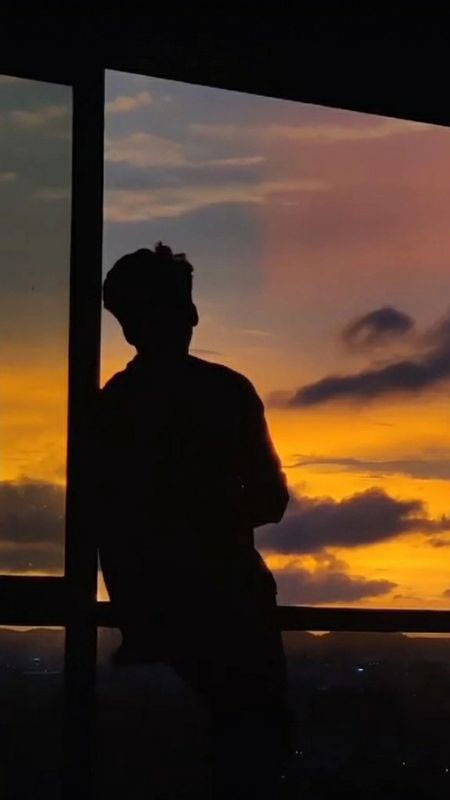 ảnh sad chàng trai đứng một mình trên cầu