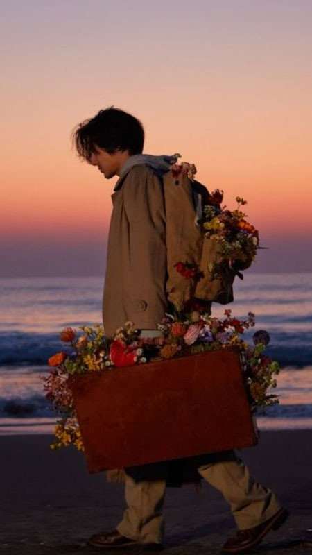 ảnh sad chàng trai đứng trên sân thượng nhìn thành phố