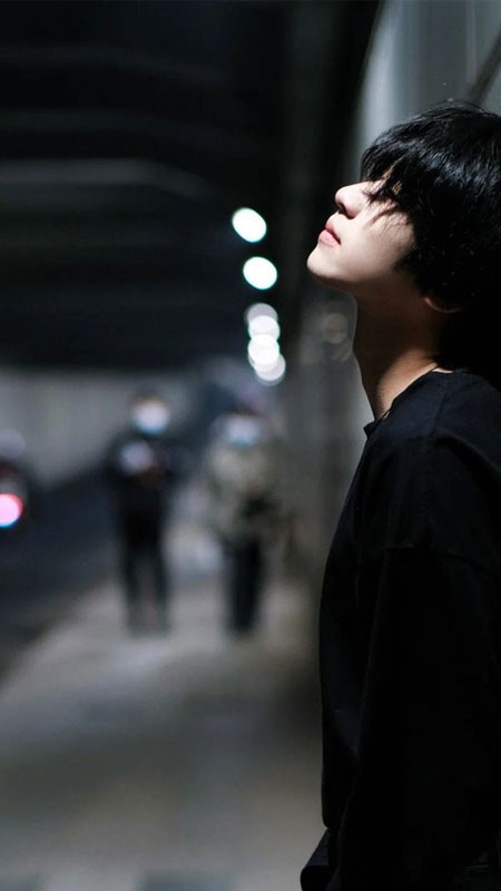 ảnh sad chàng trai hút thuốc trong bóng tối