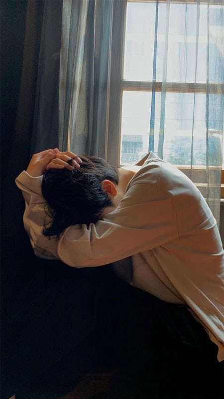 ảnh sad chàng trai ngồi bó gối