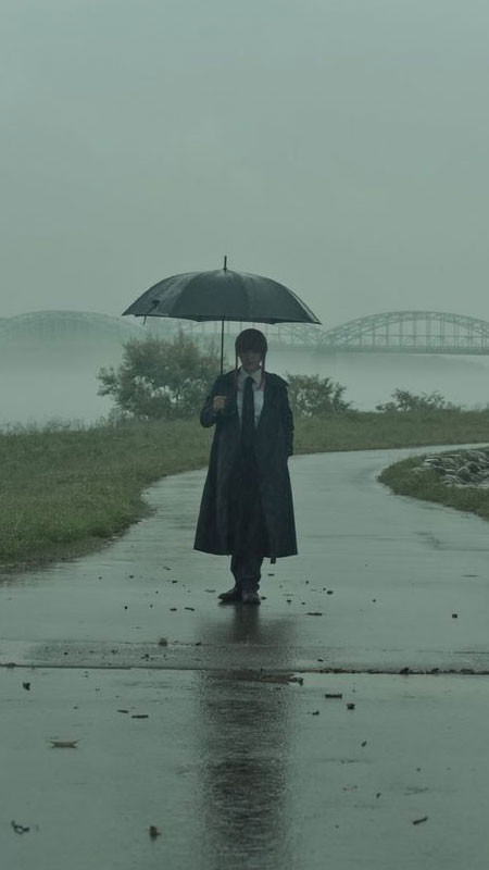 ảnh sad chàng trai ngồi trên bậc thang suy tư