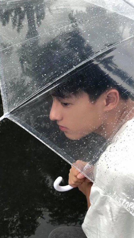 ảnh sad chàng trai nhìn ra biển với vẻ buồn