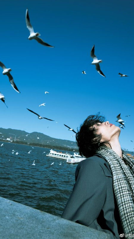 ảnh sad chàng trai nhìn xa xăm trong quán cà phê