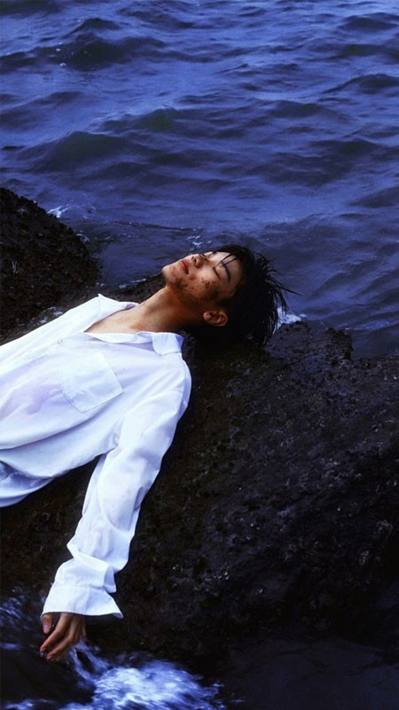 ảnh sad chàng trai với vẻ mặt trầm tư