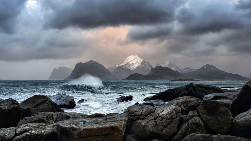 ảnh sad chiếc thuyền cô đơn trên sông