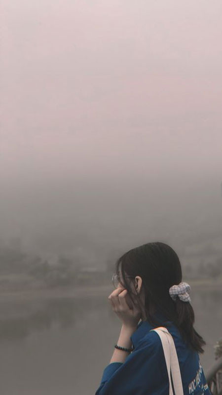 ảnh sad cô gái đọc sách trong quán cà phê