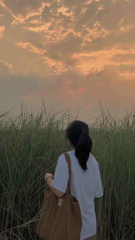 ảnh sad cô gái ngồi bên cửa sổ dưới mưa