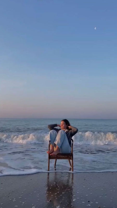 ảnh sad cô gái ngồi một mình giữa cánh đồng