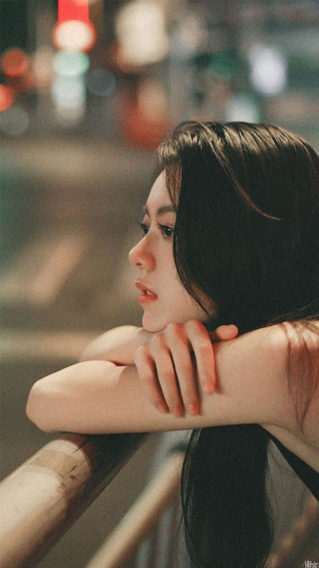 ảnh sad cô gái ngồi một mình