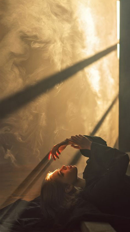 ảnh sad cô gái ngồi trên bãi biển lúc hoàng hôn