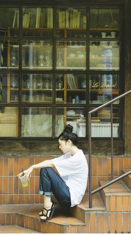 ảnh sad cô gái ngồi trên xích đu với vẻ buồn