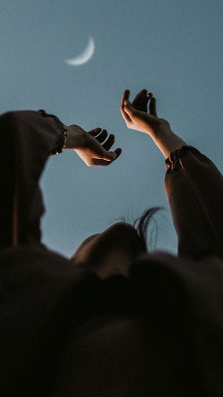 ảnh sad cô gái nhìn xa xăm với bông hoa tàn