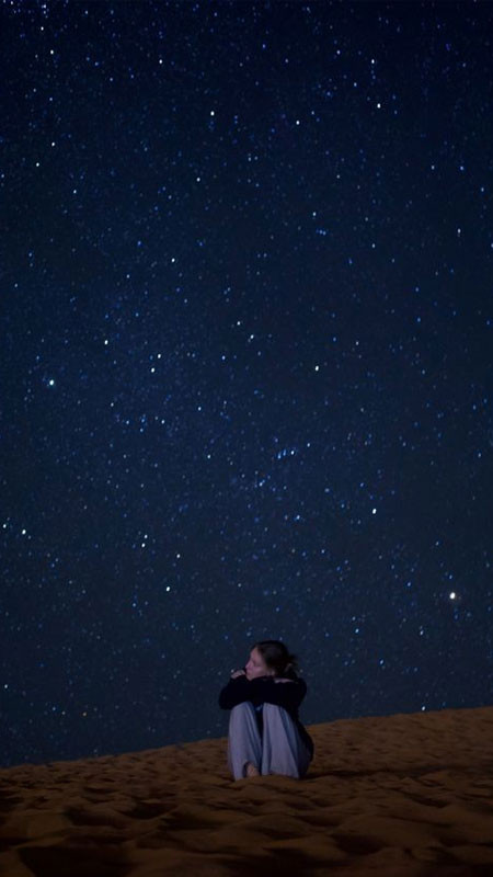 ảnh sad cô gái suy tư bên cửa sổ tàu hỏa