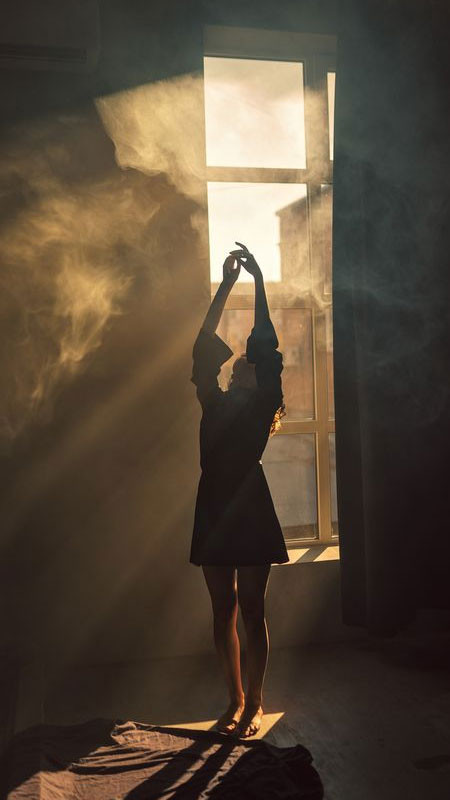 ảnh sad cô gái với chiếc ô trong mưa