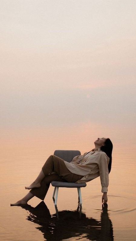 ảnh sad cô gái với tách cà phê và ánh nắng