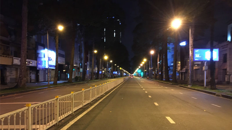 ảnh sad khung cửa sổ với ánh đèn đơn độc