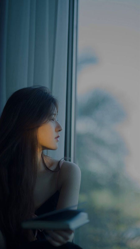 ảnh sad người đàn ông ngồi một mình bên cửa sổ