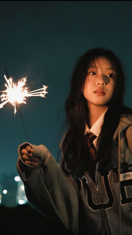 ảnh sad người đi bộ một mình dưới tuyết