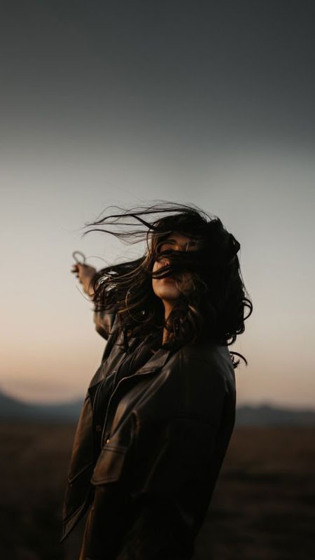 ảnh sad người ngồi trong bóng tối