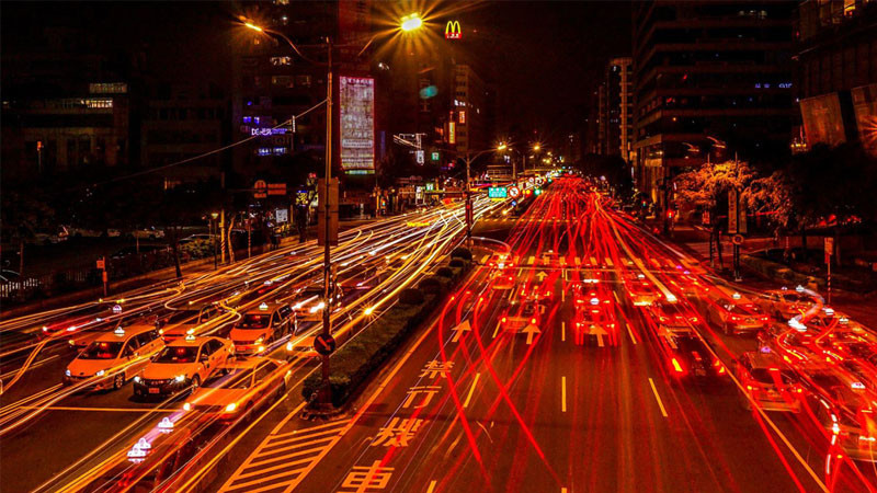 ảnh sad phản chiếu ánh đèn trên mặt đường ướt