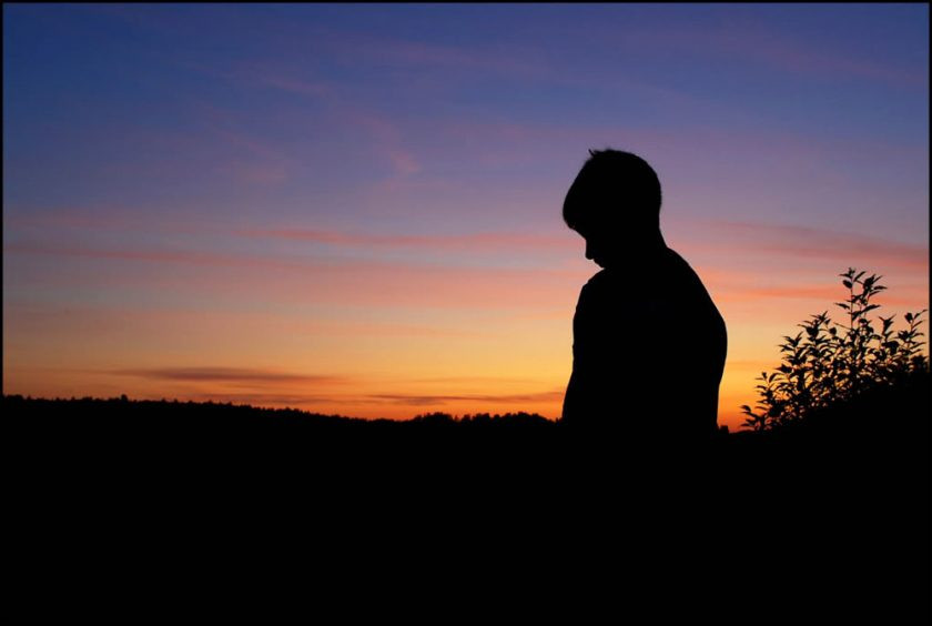 Ảnh sadboiz chàng trai ngồi một mình đầy tâm trạng