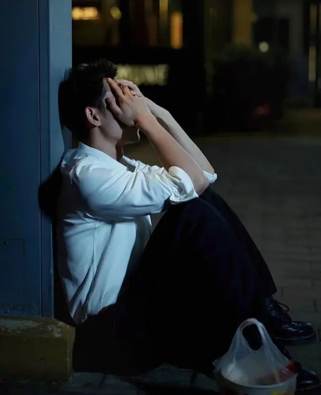 Ảnh sadboiz nam giới che mặt thể hiện sự buồn bã sâu kín