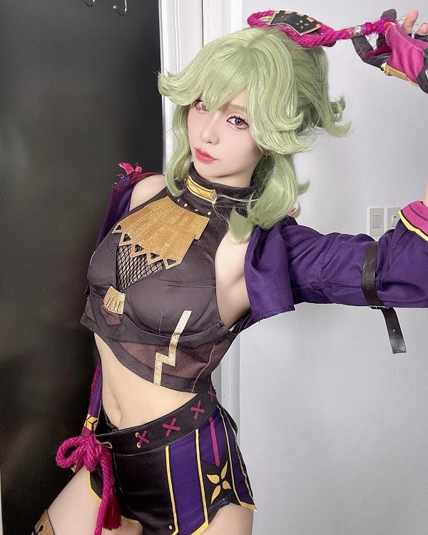 Ánh sáng chiếu tạo hiệu ứng hút mắt trong ảnh cosplay Kuki Shinobu