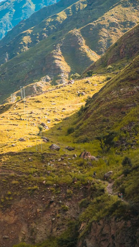 Ánh sáng mặt trời đầu tiên chiếu sáng đỉnh núi phủ tuyết