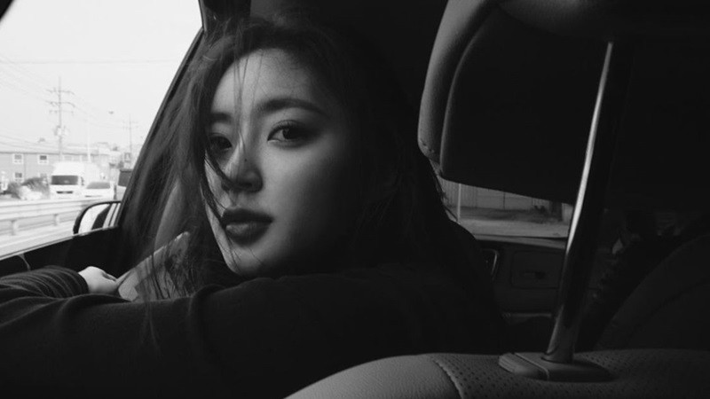 Tổng Hợp Những Bộ Ảnh Ngầu Nữ Đẹp Nhất Cho Bạn Ánh sáng và bóng tối tạo nên hiệu ứng ấn tượng trên khuôn mặt cô gái trong ảnh chân dung trắng đen