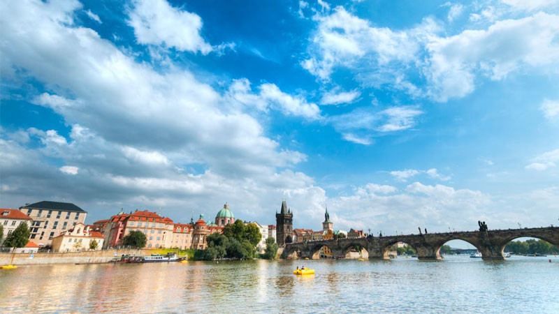 Ánh sáng vàng của mặt trời cuối ngày chiếu rọi công viên trong thành phố