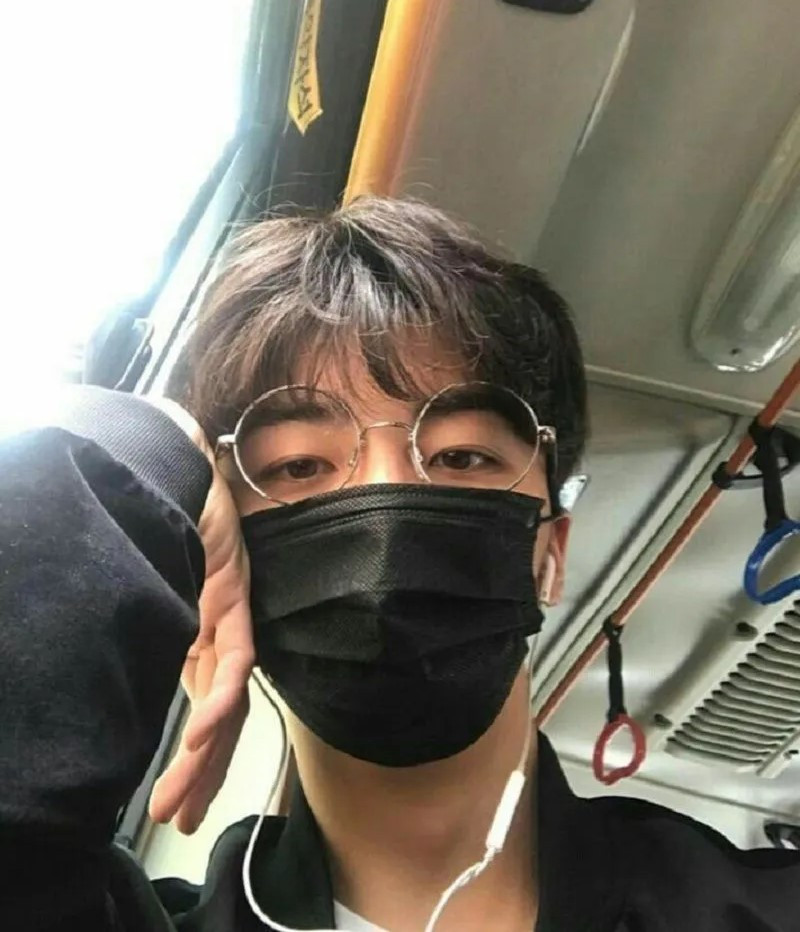 Ảnh selfie của trai đẹp đeo khẩu trang với vẻ buồn bã