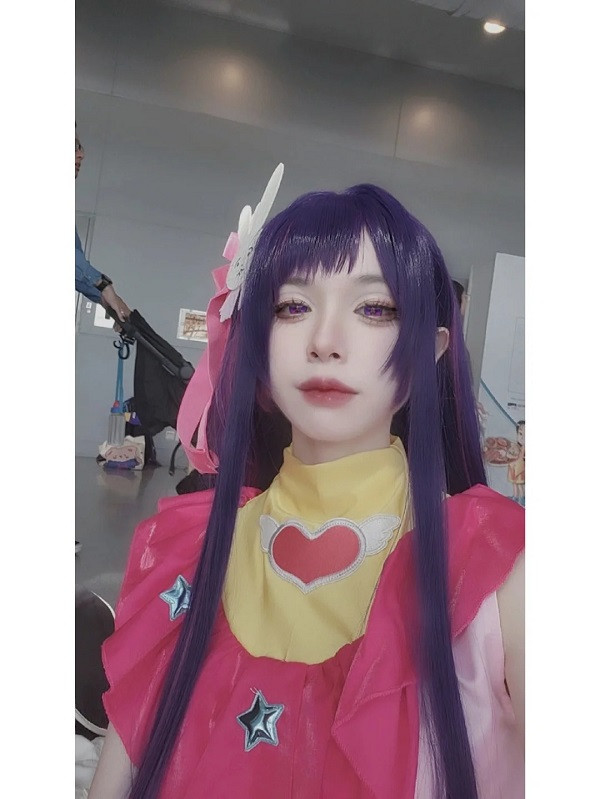 Ảnh toàn thân với dáng đứng tự tin, duyên dáng của cosplayer