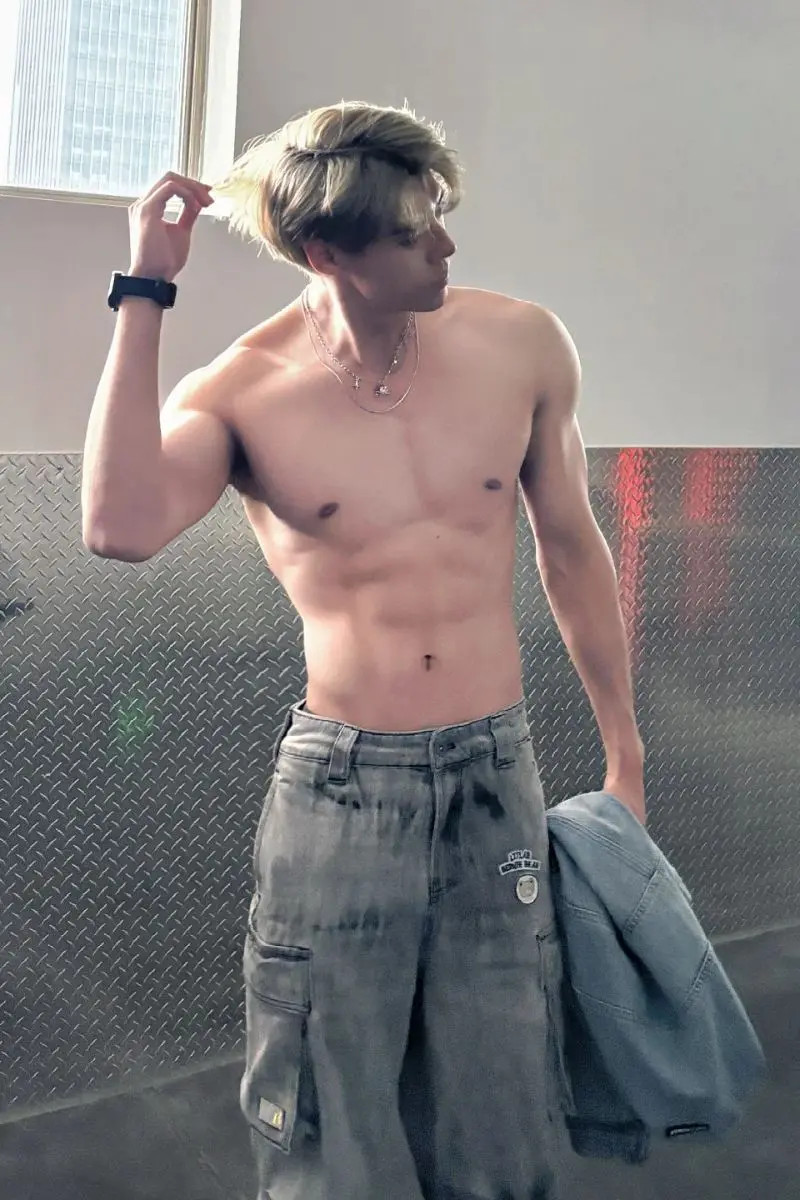 Ảnh trai 6 múi che mặt tạo dáng ngầu