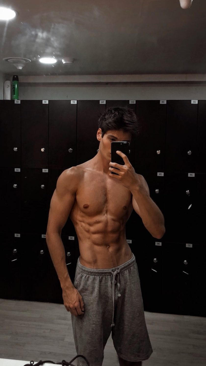 Ảnh trai 6 múi che mặt theo phong cách châu Âu