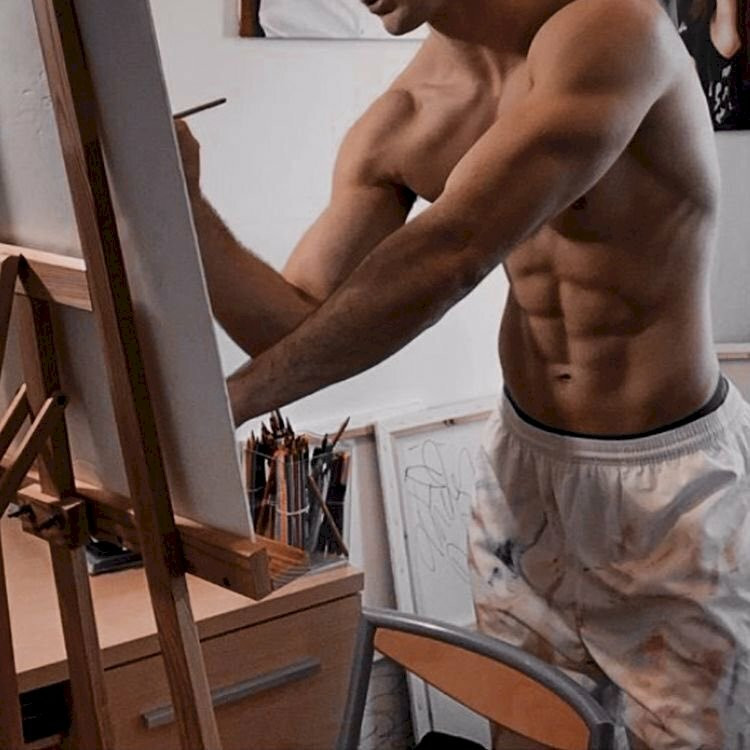 Ảnh trai 6 múi đang vẽ tranh