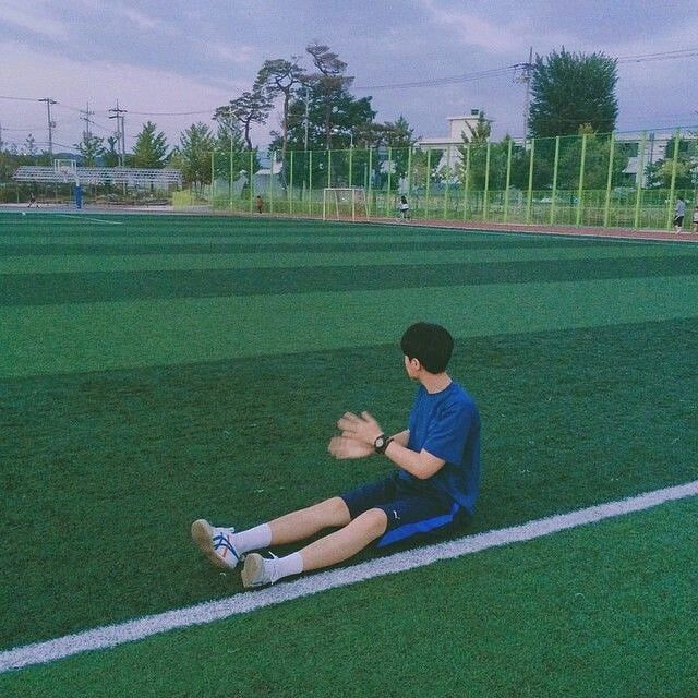 Ảnh trai đá bóng dùng tay che mặt đầy tâm trạng