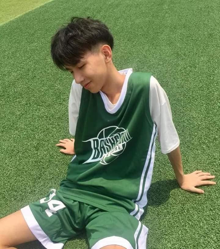 Ảnh trai đá bóng thể hiện kỹ thuật cá nhân