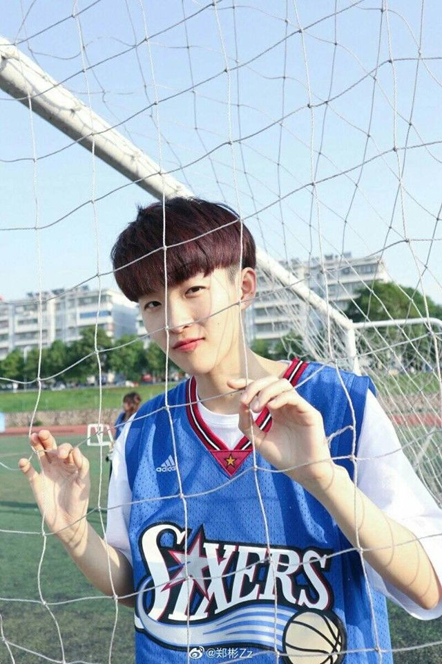 Ảnh trai đá bóng với nụ cười tươi rạng rỡ