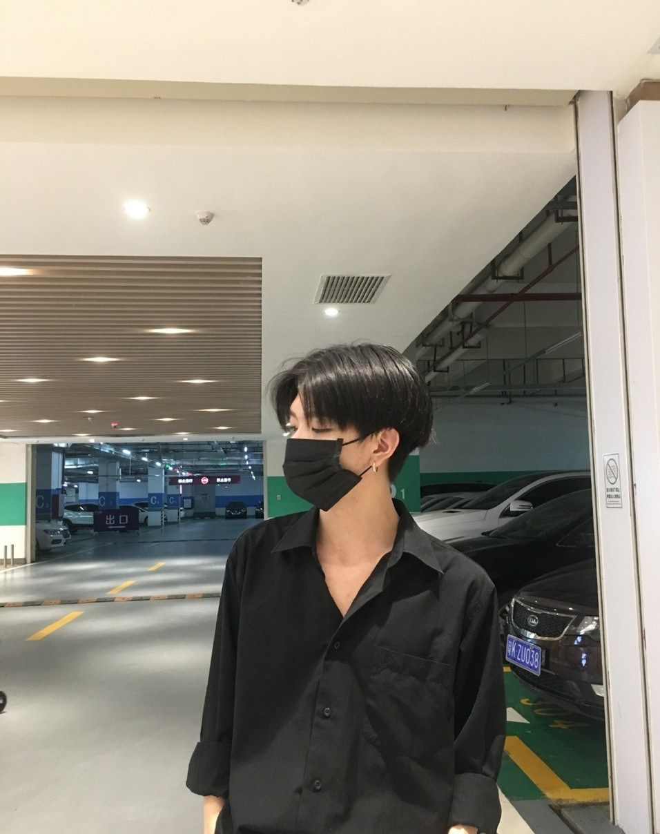 Ảnh trai đẹp che mặt với khẩu trang đen đơn giản