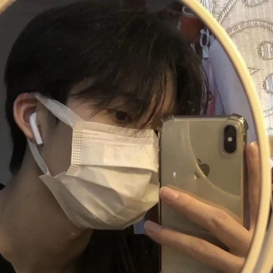 Ảnh trai đẹp cuốn hút với chiếc khẩu trang trắng