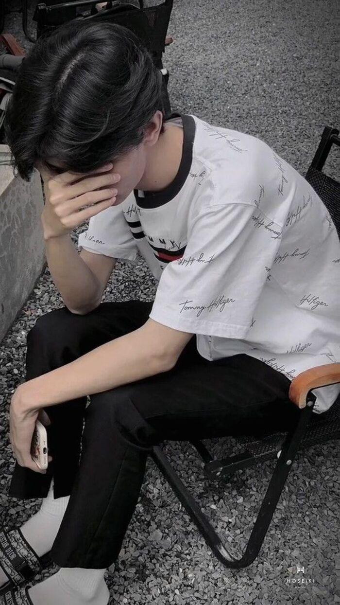 Ảnh trai đẹp với khẩu trang y tế, thể hiện thần thái cuốn hút dù che mặt.