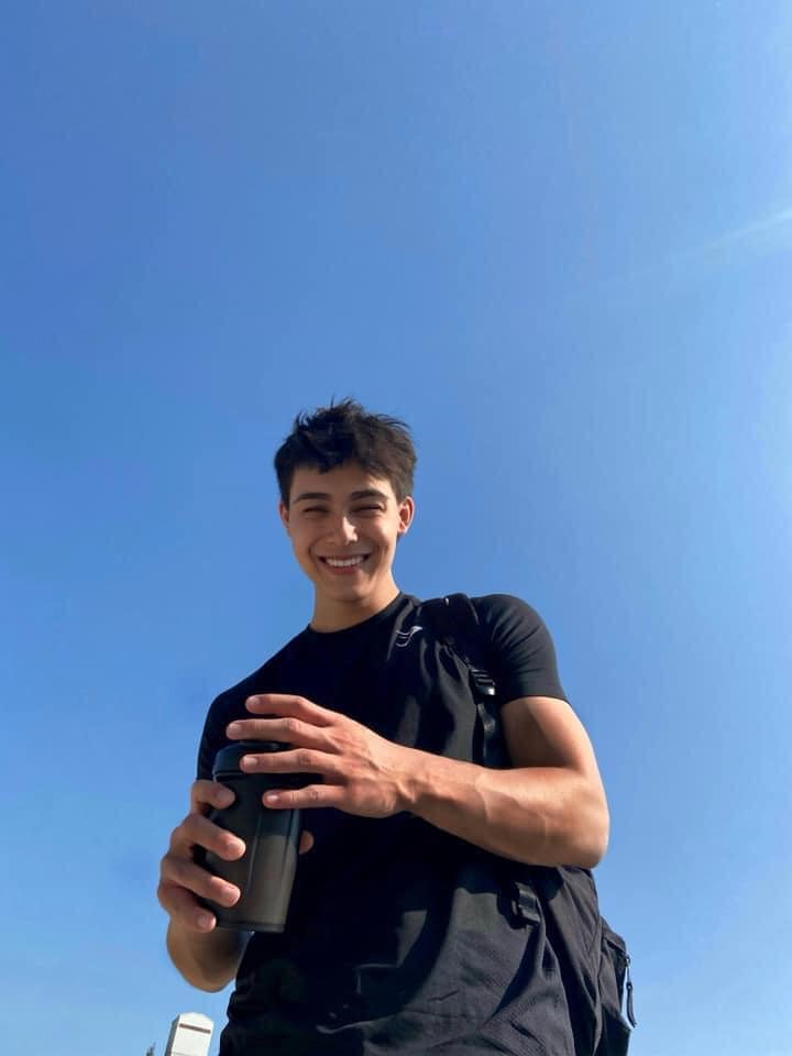 ảnh trai Tây cười rạng rỡ với nụ cười tỏa nắng