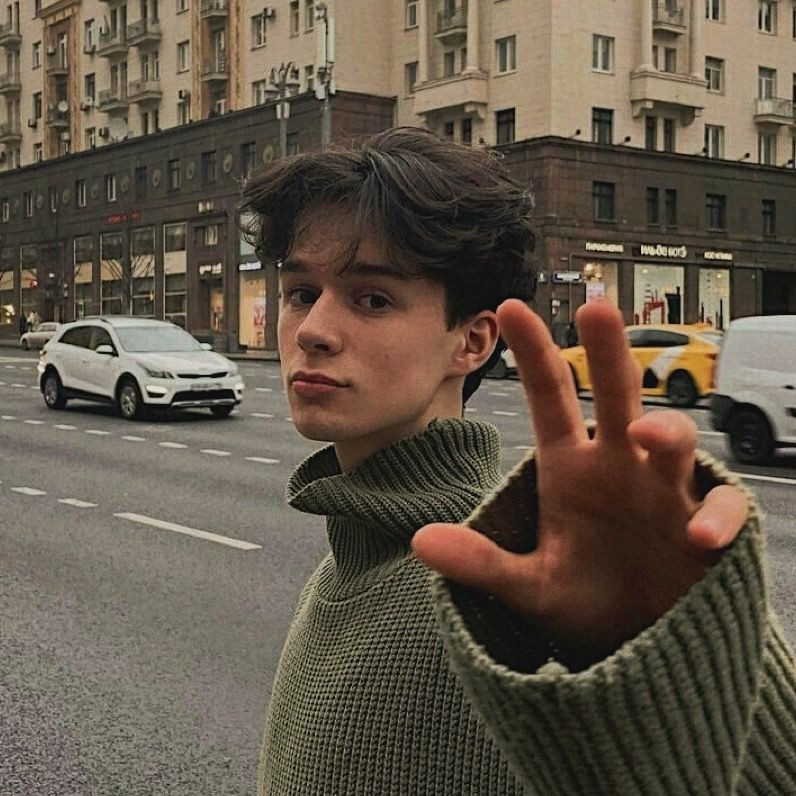 ảnh trai Tây phối đồ thời trang dạo bước trên đường phố