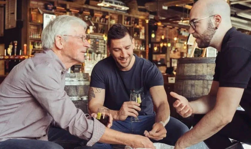 Hình ảnh đẹp mừng ngày Quốc tế Đàn ông 19/11 Ảnh về tình bạn và đồng đội trong cuộc sống thường ngày