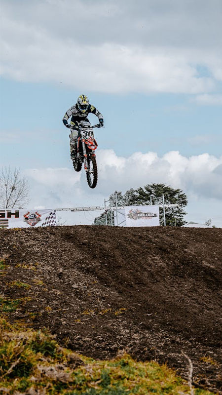 Ảnh xe máy supermoto biểu diễn trên đường đua đất