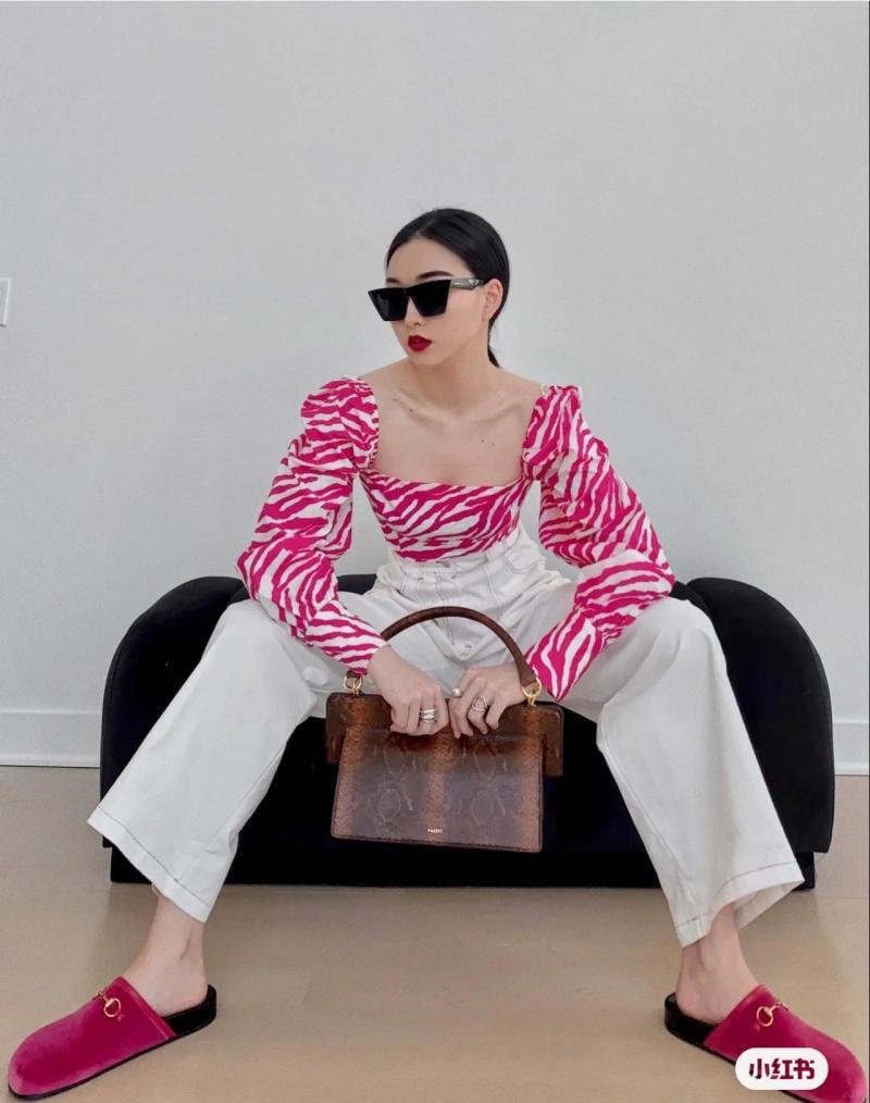 Cach phoi ao mau hong canh sen voi quan mau tuong phan an tuong ca tinh va pha cach