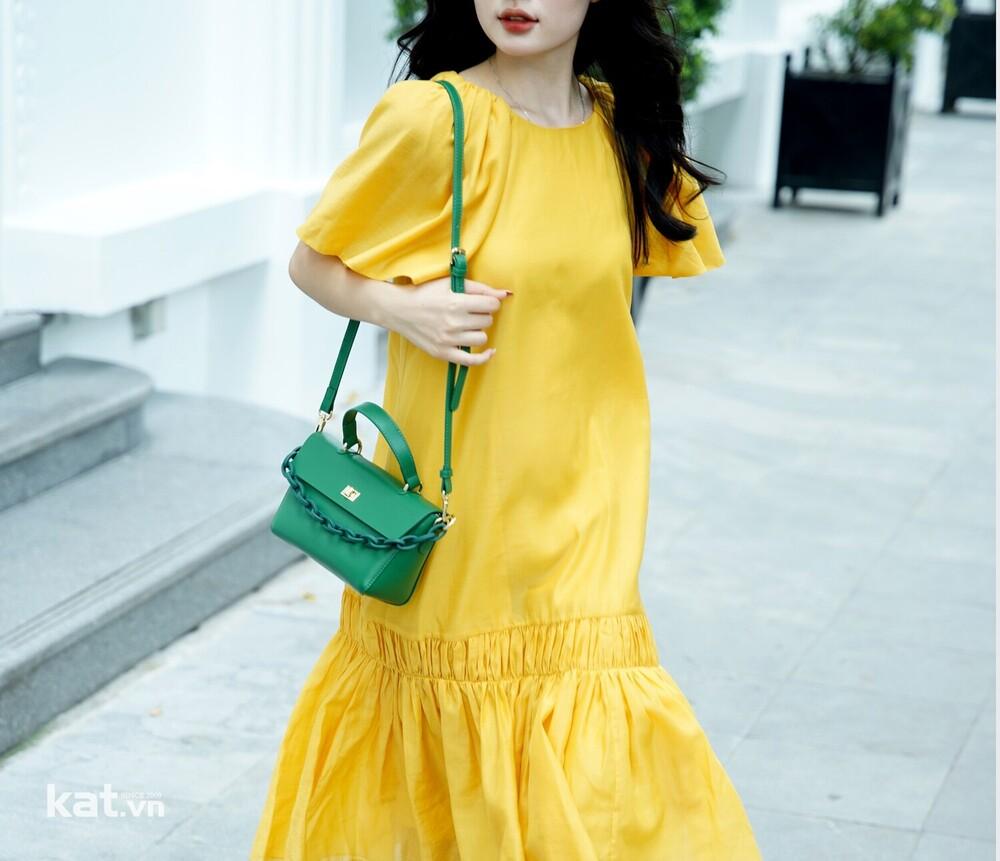 Cách phối áo màu xanh dương với quần màu cam hoặc xanh lá cây, tạo phong cách nổi bật.