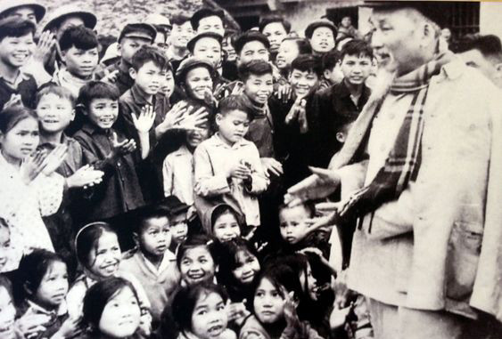 Bác Hồ ân cần bên các cháu thiếu nhi