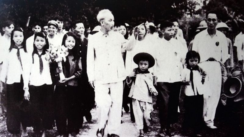 Bác Hồ cùng các em trong năm học mới