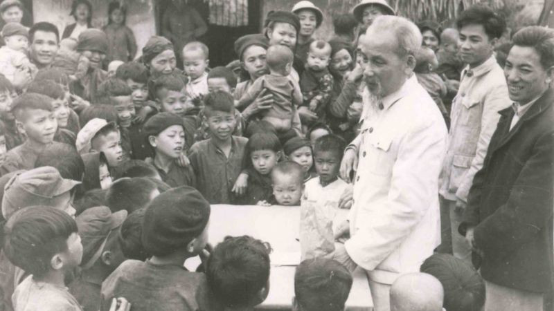 Bác Hồ quan tâm đến các em học sinh